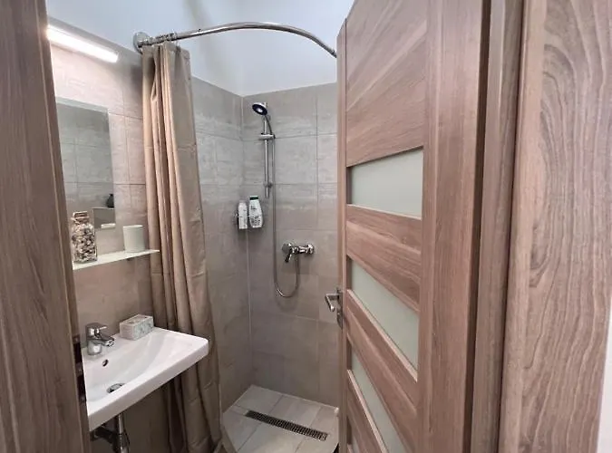 Διαμέρισμα Cozy Market-square Retreat Located In The Heart Of The 10th District *