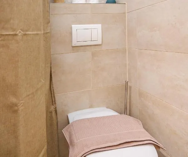 Cozy Market-square Retreat Located In The Heart Of The 10th District *