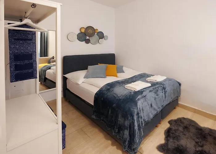 Cozy Market-square Retreat Located In The Heart Of The 10th District
