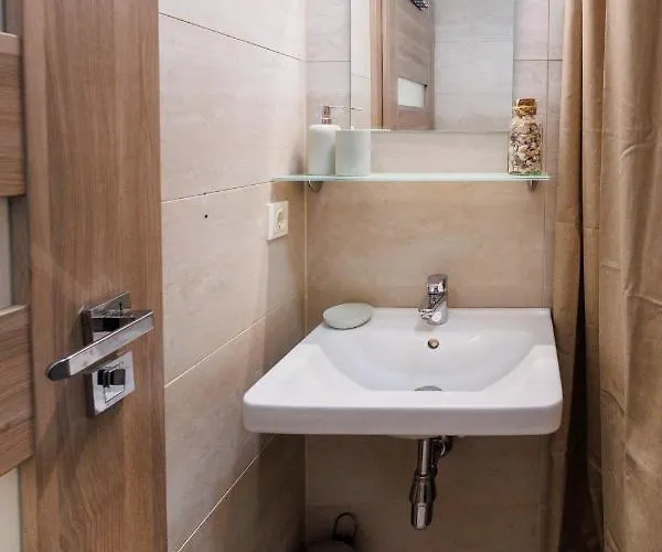 Διαμέρισμα Cozy Market-square Retreat Located In The Heart Of The 10th District *